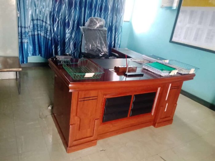 1.6m Mahogany Executive Office Desk – Spacious & Elegant Workspace Solution